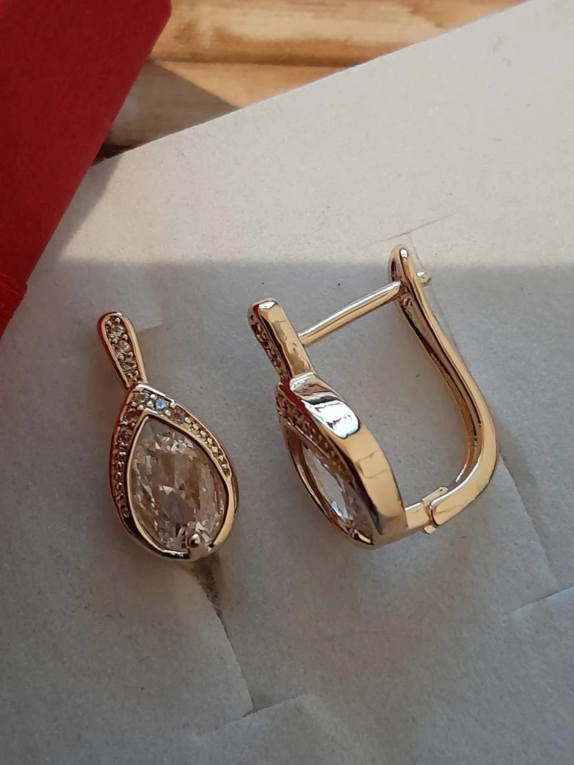 Bonitos Pendientes, color dorados, con circonita y strass – photo 3